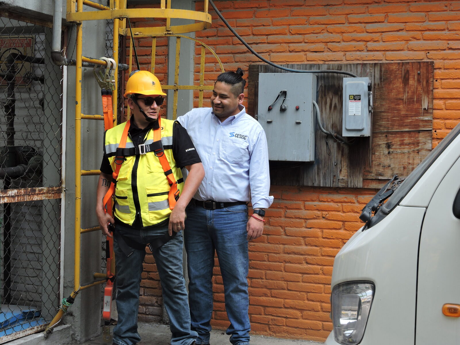Ing. Eder Urrutia impartiendo capacitación en campo