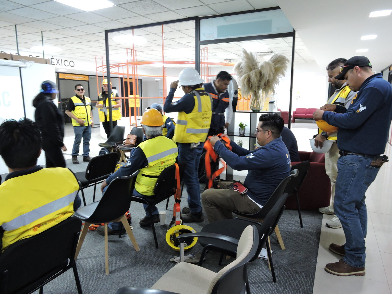 Capacitación de trabajos en alturas — participantes con arnés